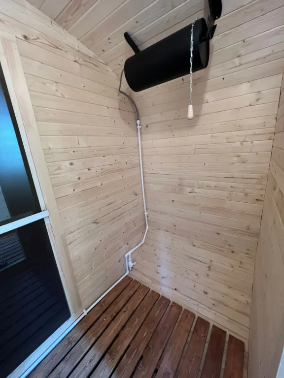 Синий домик в лесу на Живописной улице