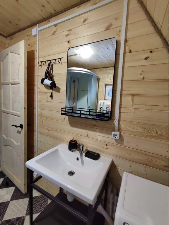 Дом на берегу реки №1