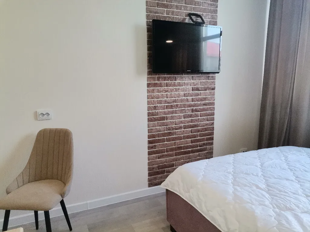 Уютная студия с оформлением в светлых и стильных тонах