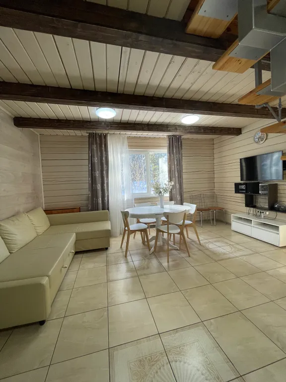 Небольшой уютный дом рядом с пихтовым лесом