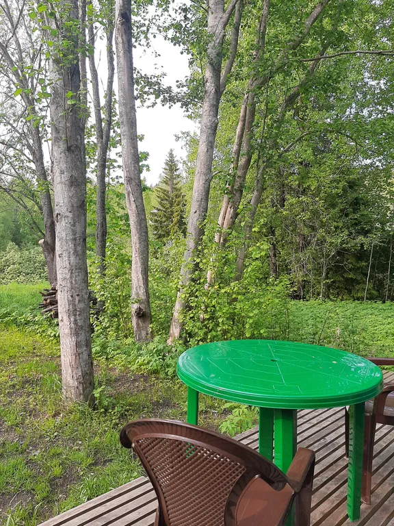 Дом на склоне холма у реки