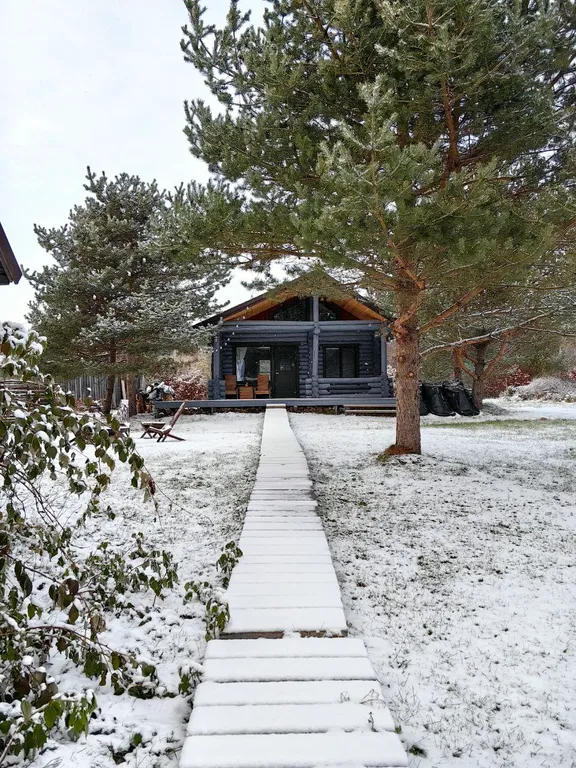 Дом на берегу реки в тихой деревне