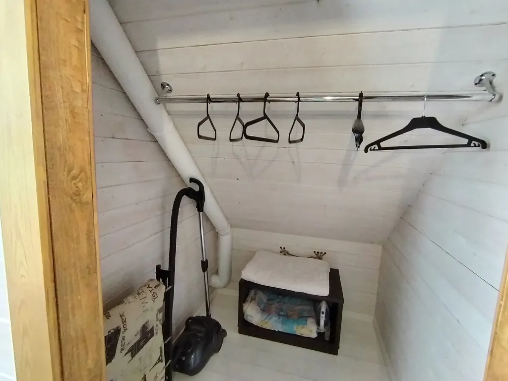 Дом на берегу с баней