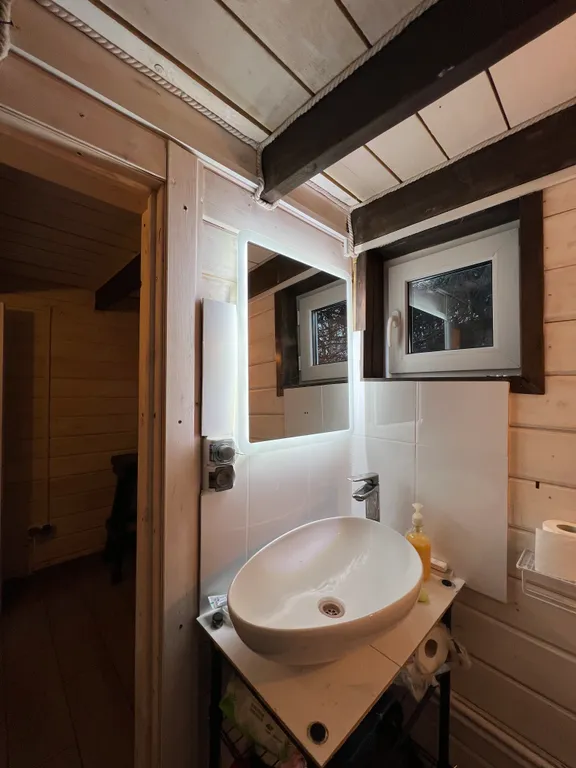 Коттедж Уютный домик с камином и кедровой бочкой на берегу озера — Лобня