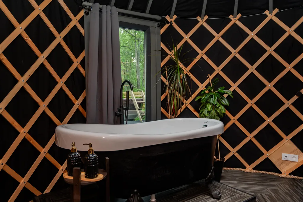 Юрта в лесу