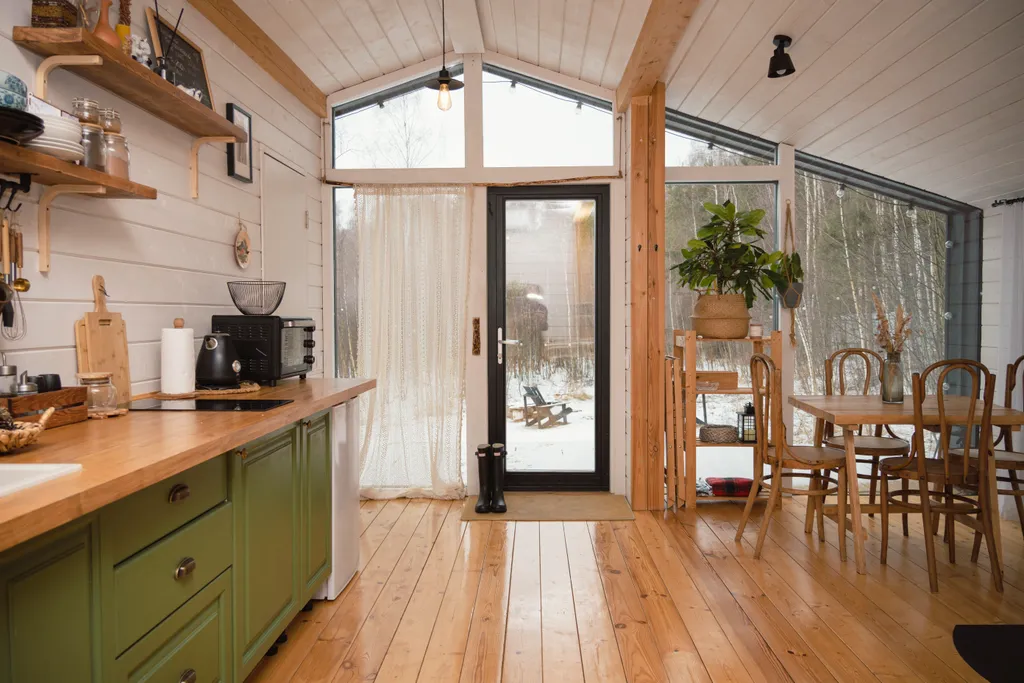 Уютный домик в лесу с горячим чаном