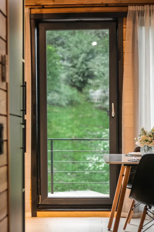 Треугольный домик с видом на лес и горы