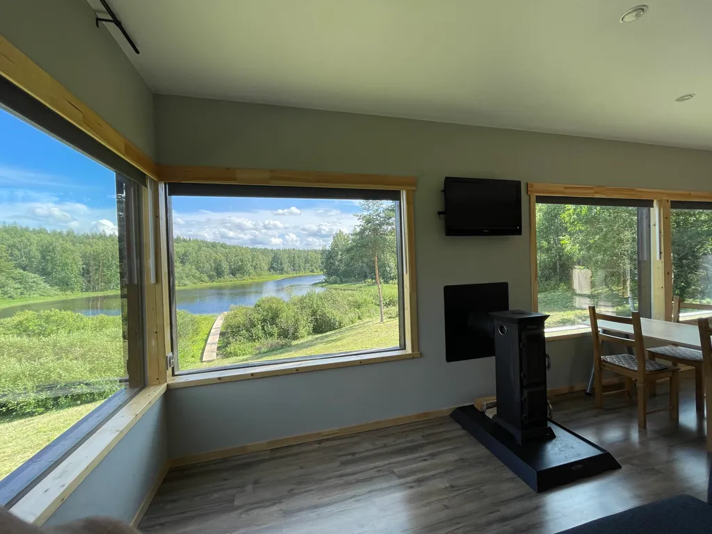 Домик в диком лесу на берегу реки