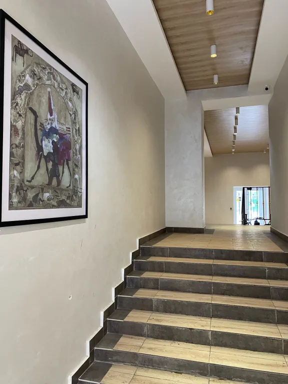 Современная красивая и яркая квартира