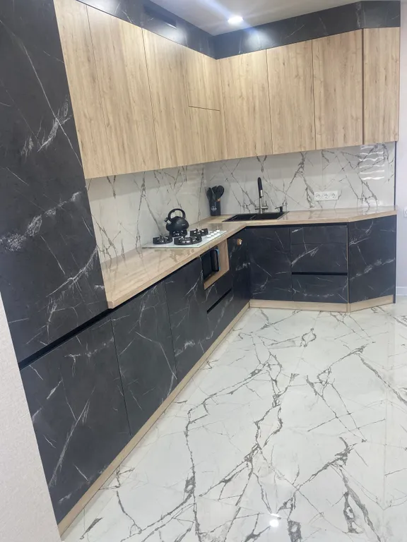 На берегу с видом на море