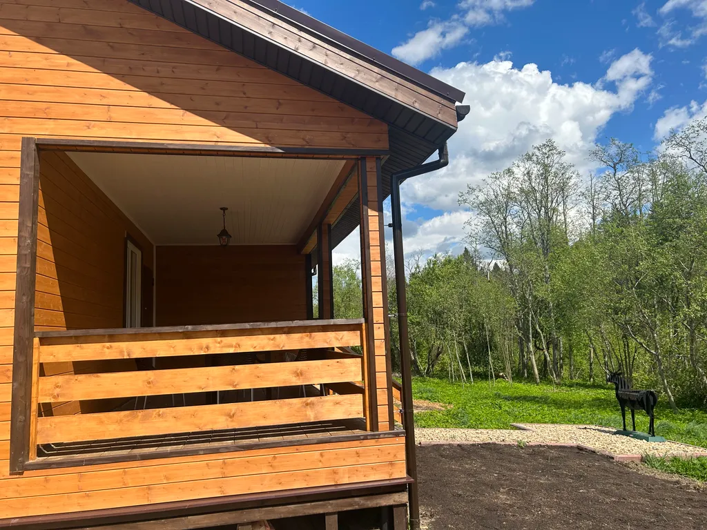 Новый загородный дом у реки с баней и бассейном