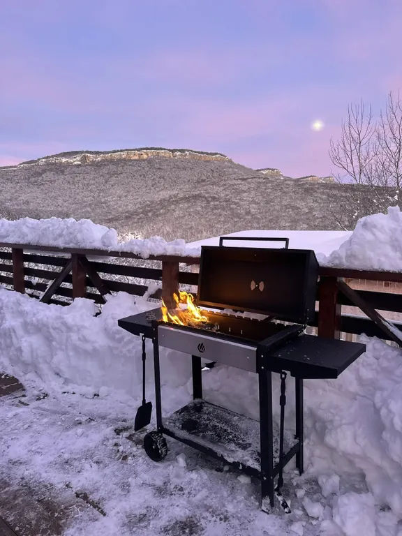 Дом в уединенном месте у леса с великолепным видом на горы