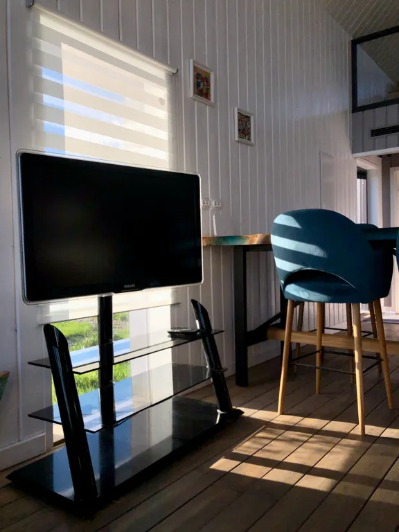 Стильный просторный дом с террасой и видом на луг