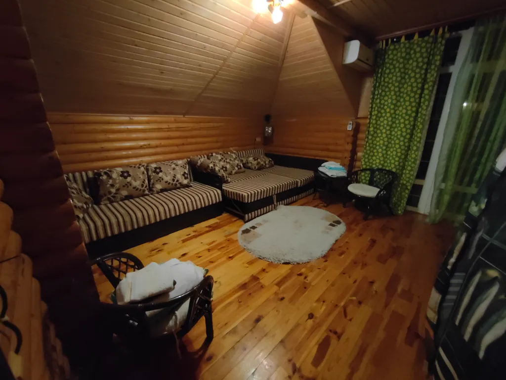 Деревянный коттедж с озером в горах