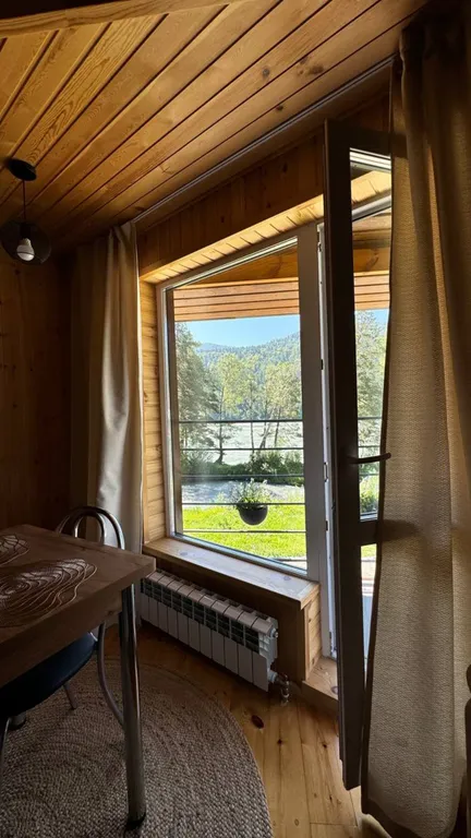 Современные студии на берегу реки