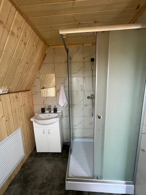 Треугольный дом на берегу реки