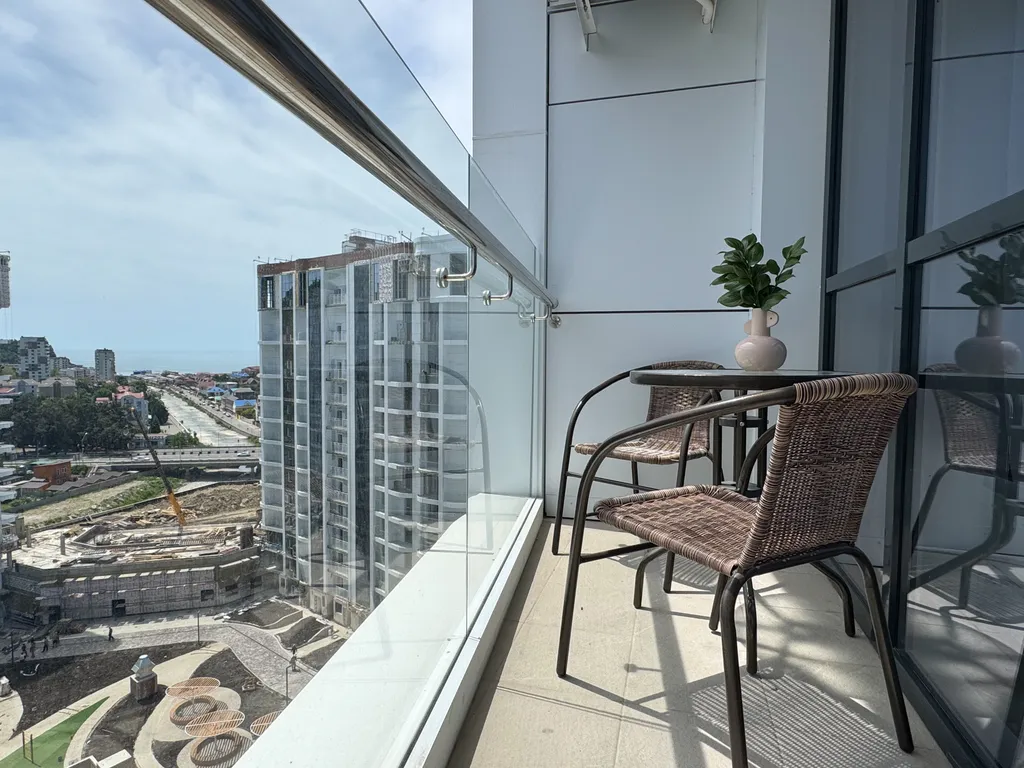 Яркая студия с видом на море