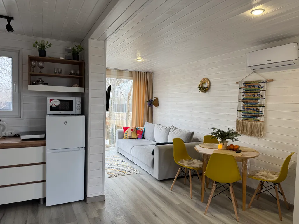 Дом возле озера с 2 террасами и отдельной спальней