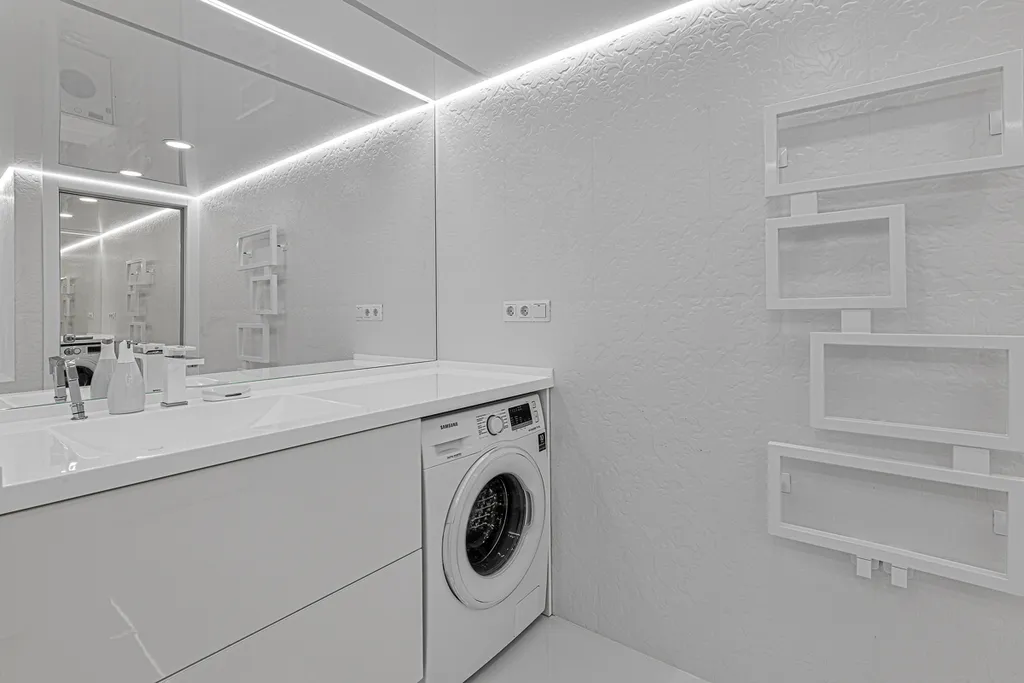 Белые двухъярусные апартаменты с балконом и видом на Невский проспект