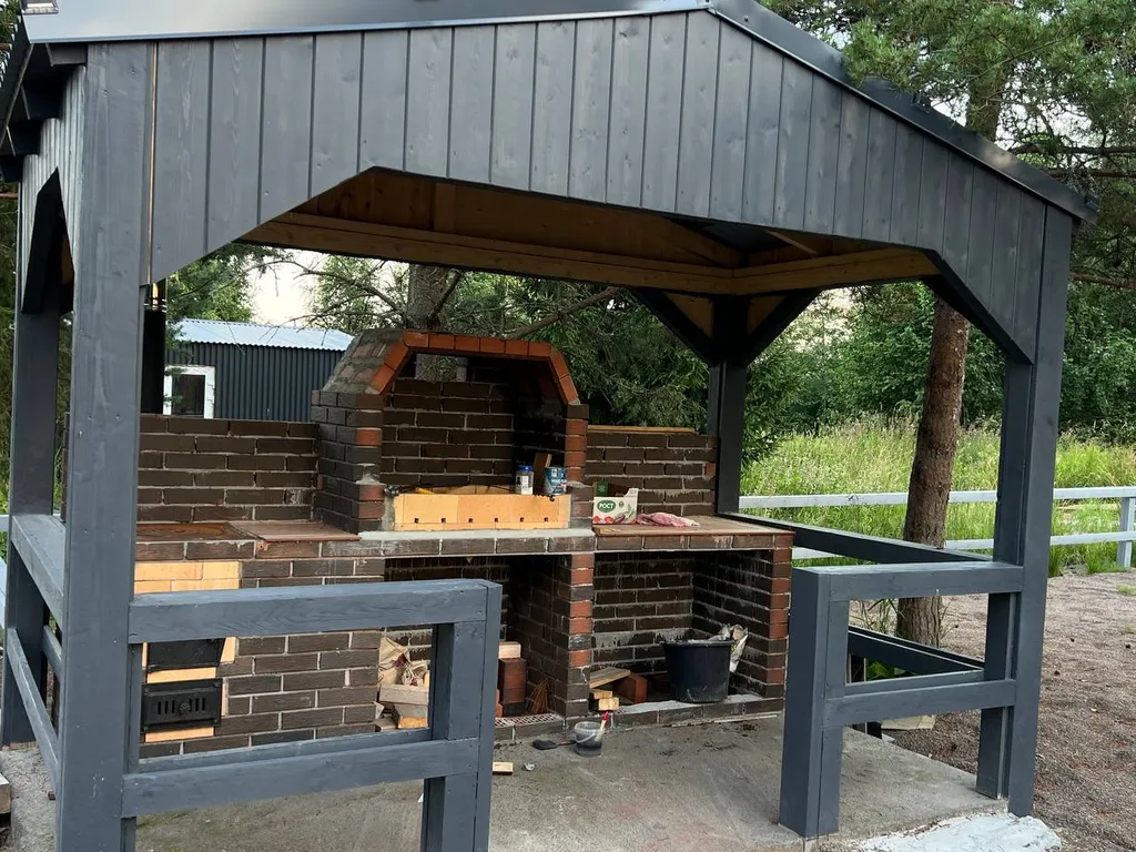 Уютный домик в тихом месте рядом с водой