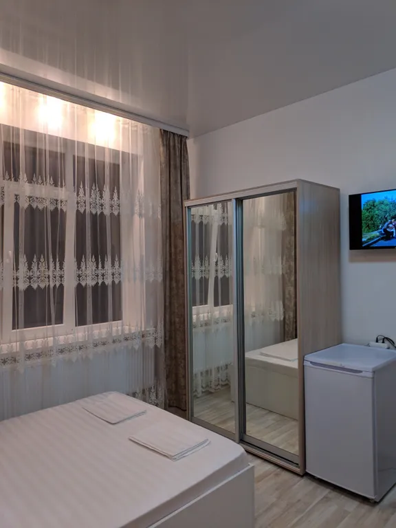 Четырёхместный номер  люкс с балконом с видом на город и горы