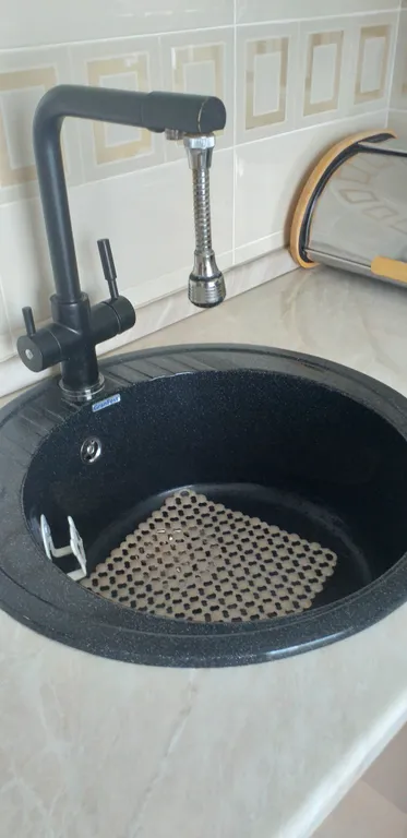 Уютная двухкомнатная квартира в спокойном районе, с кроватью и диваном