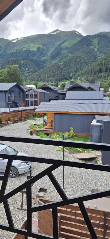 Двухэтажный домик с красивым видом на горы