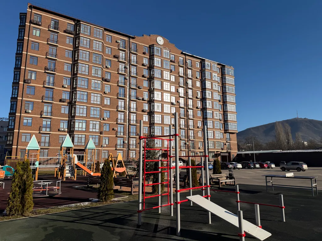 Апартаменты бизнес-класса с видом на эльбрус в доме с часами