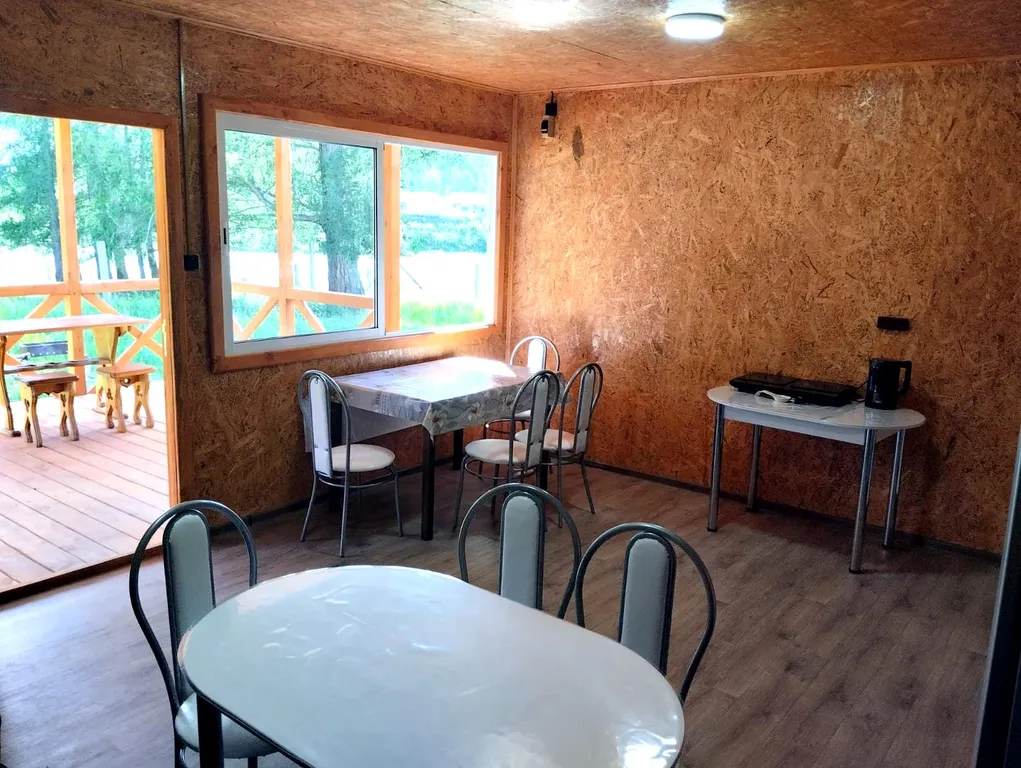 Уютный домик, на берегу реки