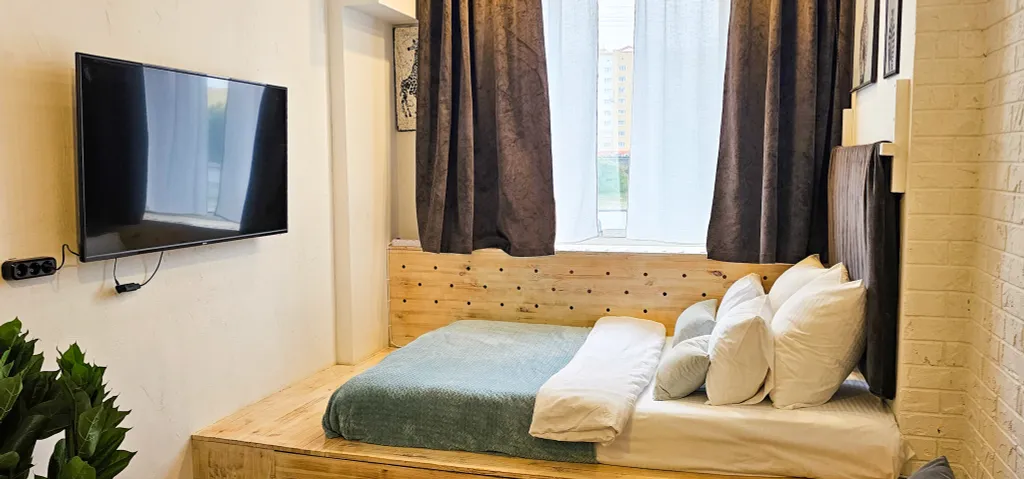 Белая студия напротив ТЦ Солнечный