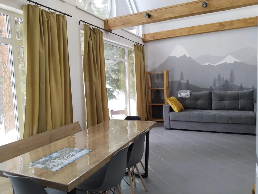 Уютный дом с панорамными окнами в пол