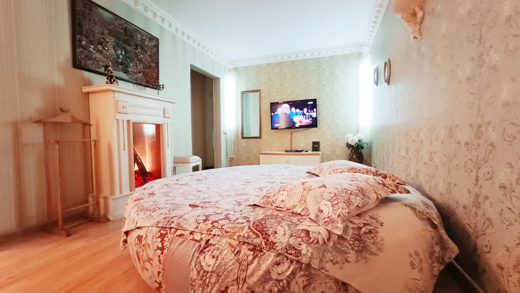 Квартира с золотой джакузи и камином