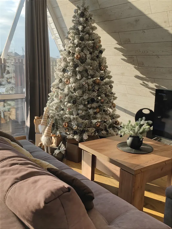 Панорамный домик с теплым бассейном в пяти минутах ходьбы от города