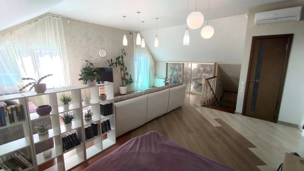 Домик прямо на берегу озера Тосканка