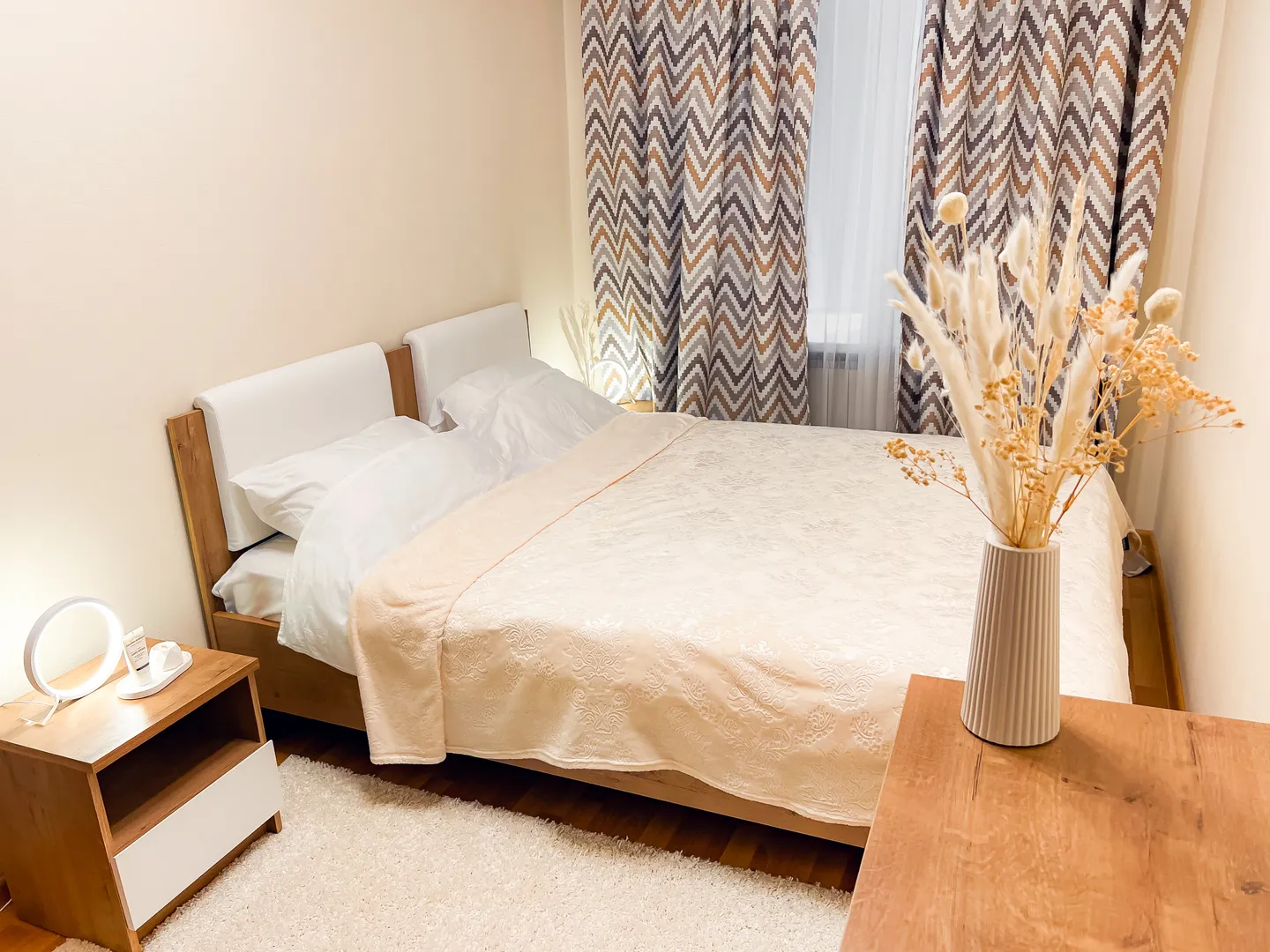 Спальня в теплых оттенках с кондиционером и 2 видами штор (рулонные + раздвижные). Мягкое постельное белье, возможность настраивать комфортную температуру и освещенность. Оборудована гардеробной комнатой
