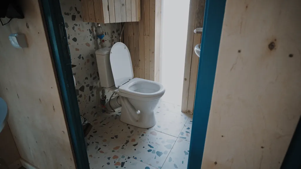 Домик с сауной и джакузи у водоема