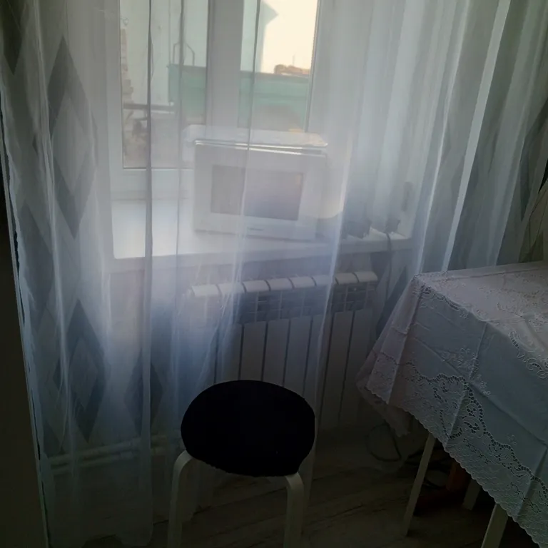 Часть дома на первом этаже, свой двор, где уютно, спокойно