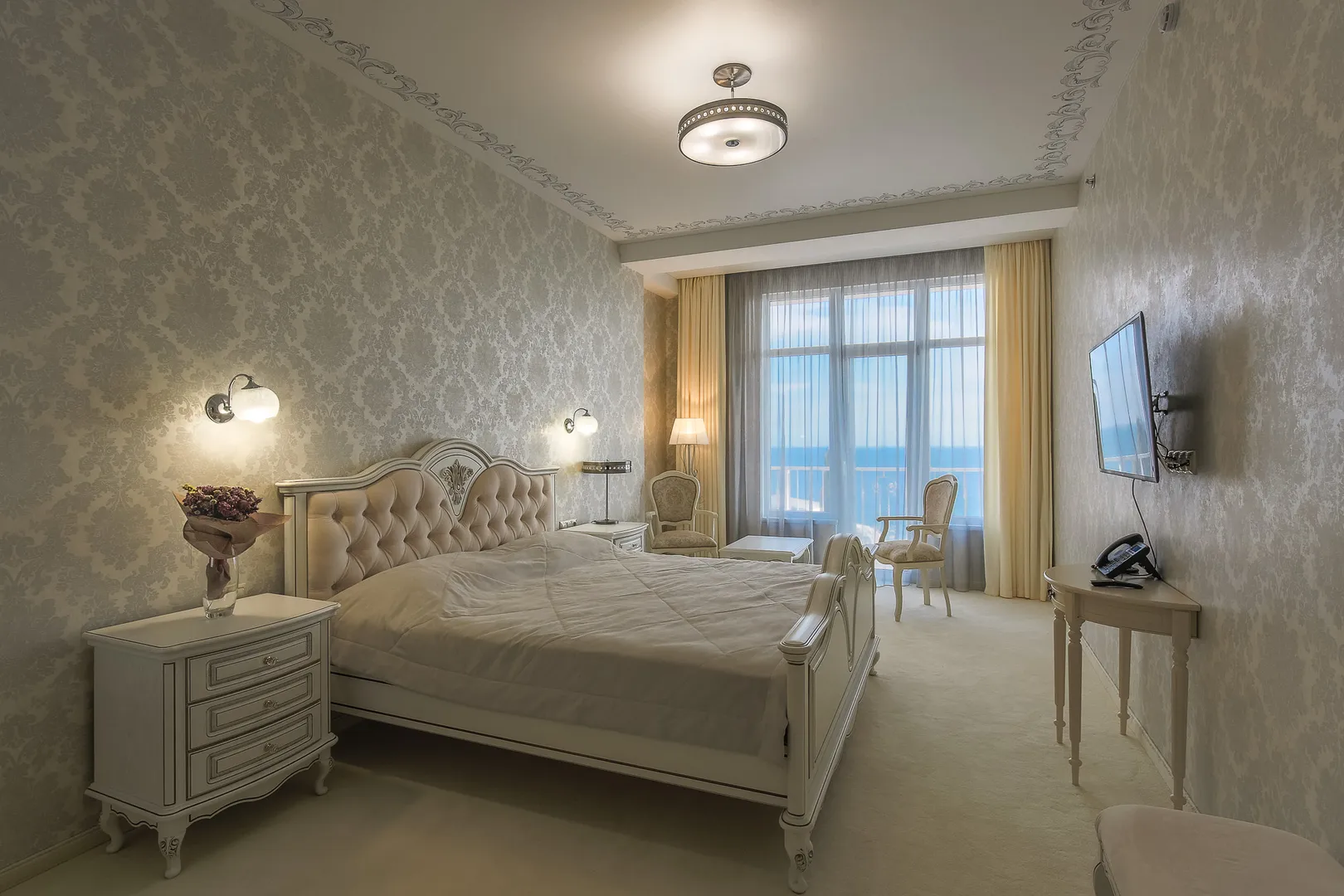 Спальня с балконом и видом на море
