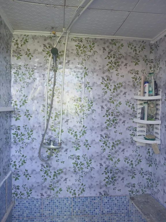 Маленькая комната со спальными местами в частном доме на даче