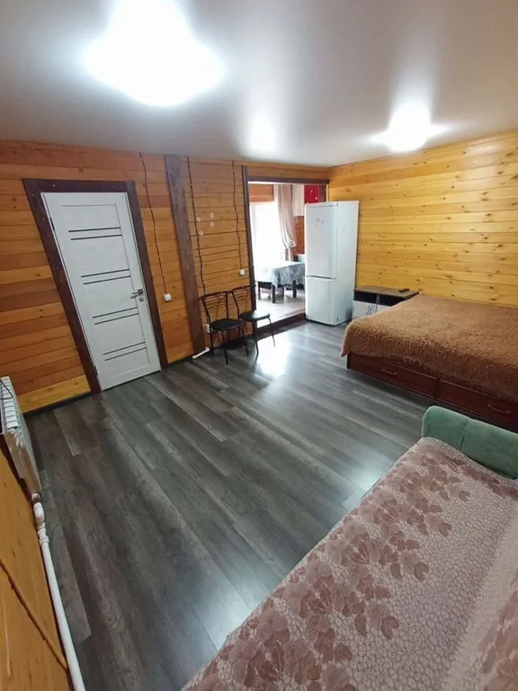 Дом в живописном месте на берегу реки Бия