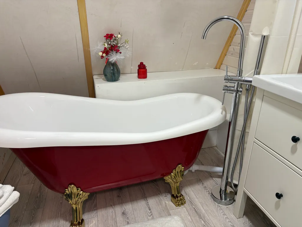 Сказочный А-фрейм с отдельной баней из липы в заповедном лесу