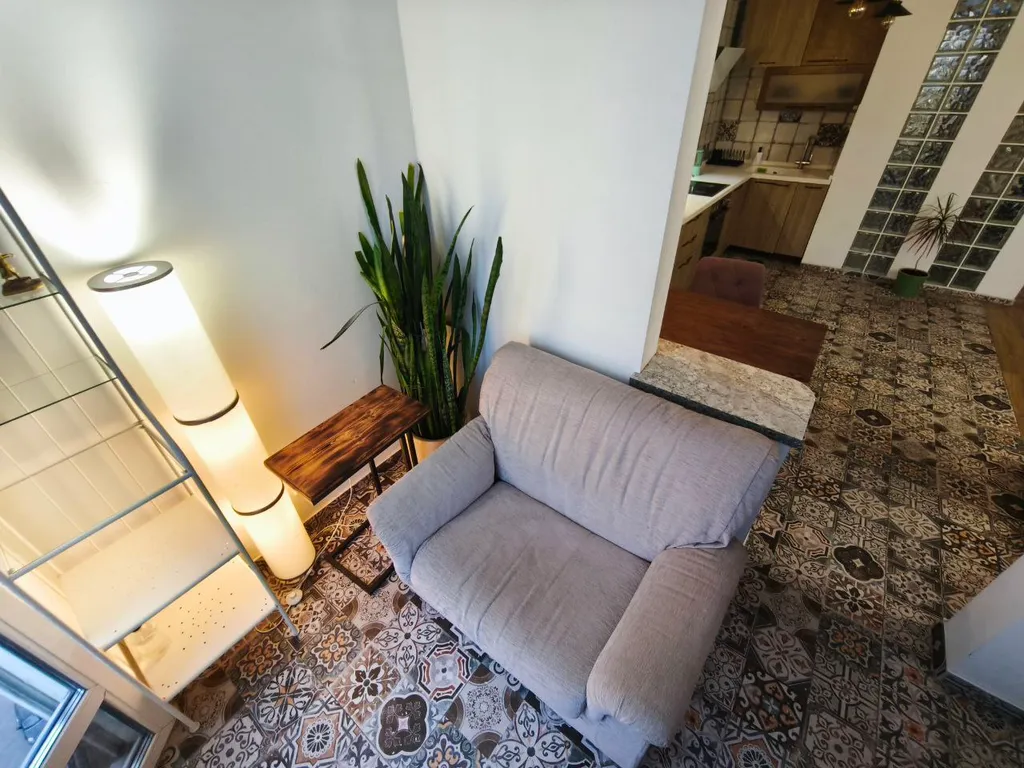 Студия с камином, деревом и видом на реку