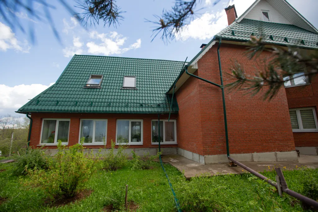 Большой трехэтажный дом