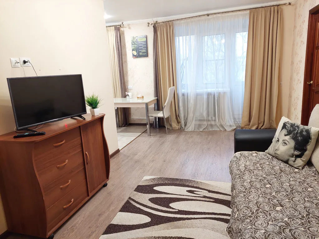 Двушка с планировкой трёшки. Микрорайон