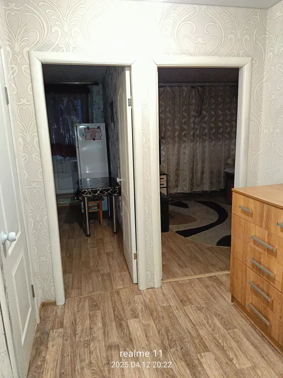 Сдаю однушку в новостройке - диван и кровать. Ждем вас.