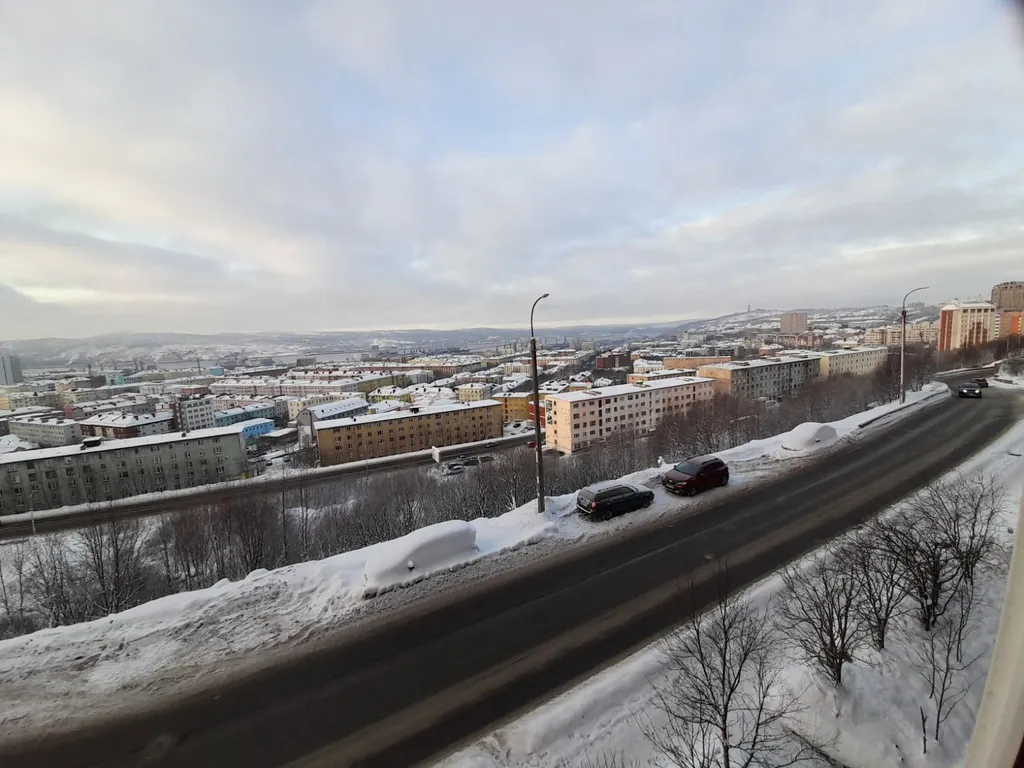 Квартира с балконом и видом на город и залив