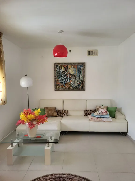 Комната в квартире на берегу моря, центр города, вид из окна.