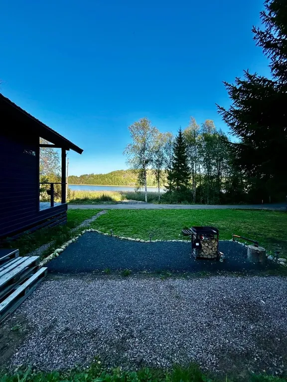 Тихий домик у леса и озера