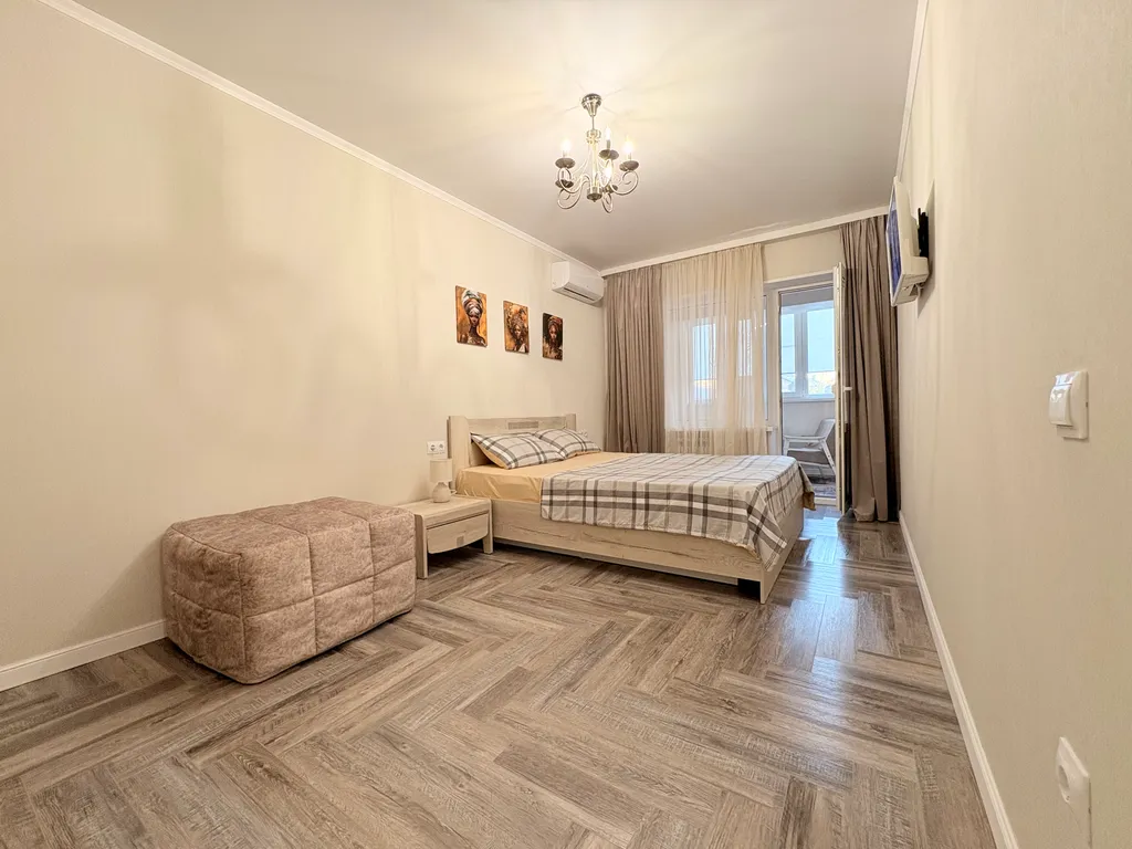 Стильная двухкомнатная квартира на проспекте Кирова со своей парковкой