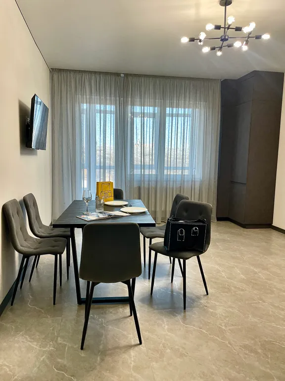 Двухкомнатная просторная квартира с панорамным видом на парк в центре